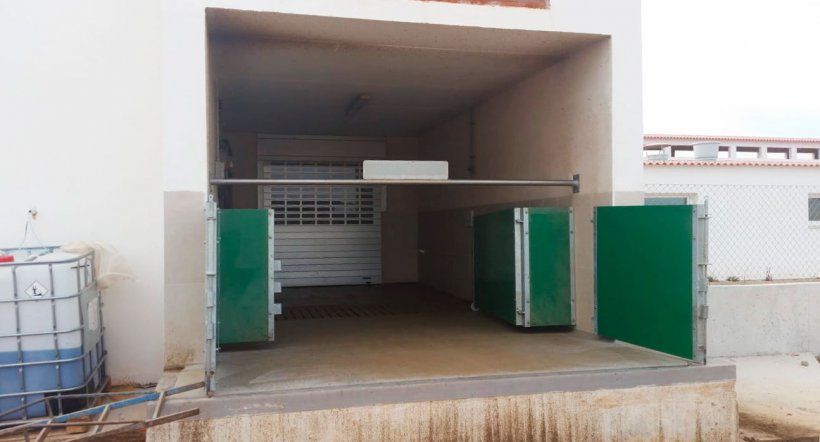 Image&nbsp;6. Quai de chargement semi-ferm&eacute; avec portes et barre horizontale pour s&eacute;parer physiquement la zone sale de la zone propre. Avec l&#39;aimable autorisation Agropecuaria Los Girasoles, Espagne.
